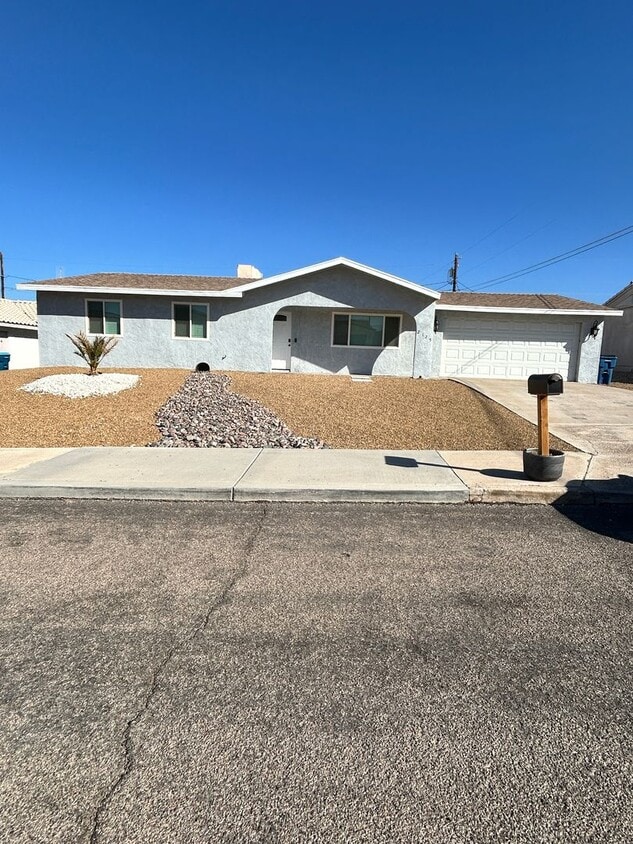 2125 Charing Cross Dr Lake Havasu City, AZ 86404 Alquileres en Lake