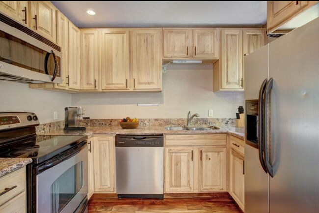 Foto del edificio - 347 Deer Path Rd