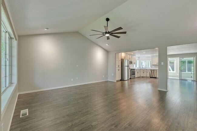 Foto del edificio - Forest Grove Single Level Home with Garage and Extra Flex Space!