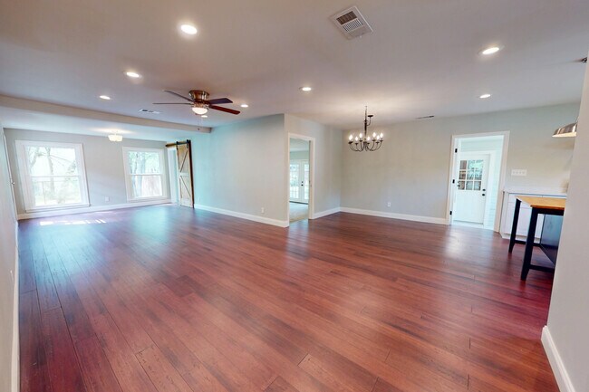 Sala de estar y comedor - 1901 11th St