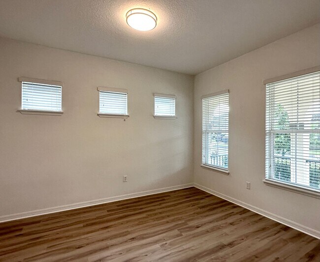 Foto del edificio - 5 Bedroom in Westside Village at Heart of ...