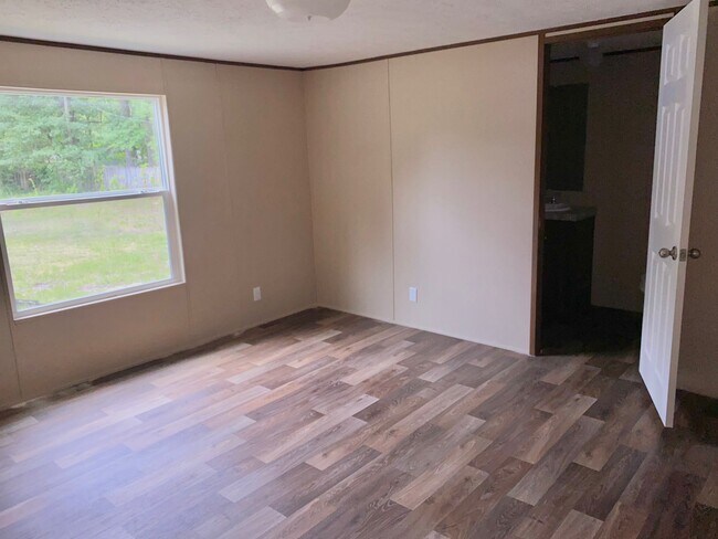 Foto del edificio - 126 Laurel Ln