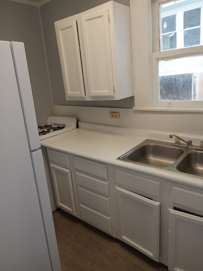 Building Photo - 1919 Highland Unit B- Cute Studio Apartmen...