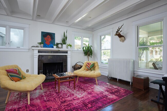 Building Photo - Sunny, Spacious, & Spectacular