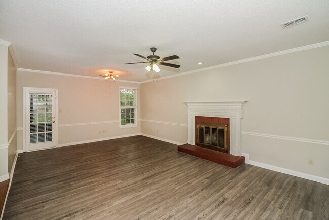 Foto del edificio - 405 Locust Grove Dr