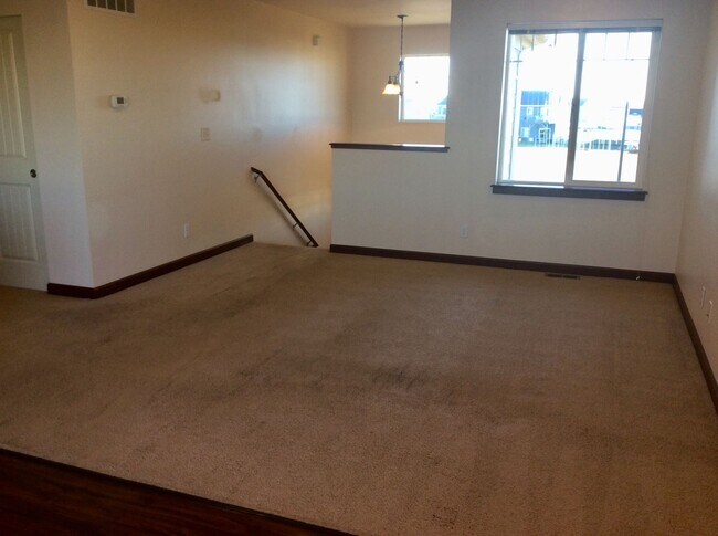 Foto del edificio - 4 bedroom, 3 bath Town home