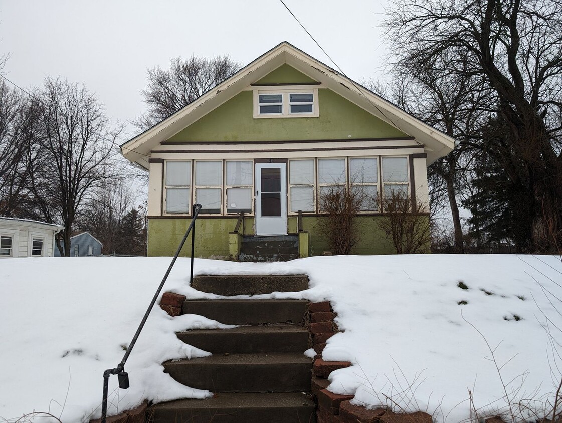 Primary Photo - 310 E College St