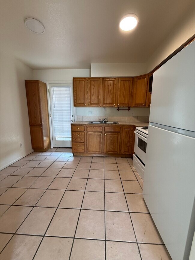 Building Photo - Townhome For Rent