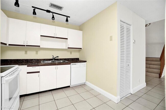 Building Photo - 3 br, 2.5 bath Townhome - 9001 W Sunrise Blvd