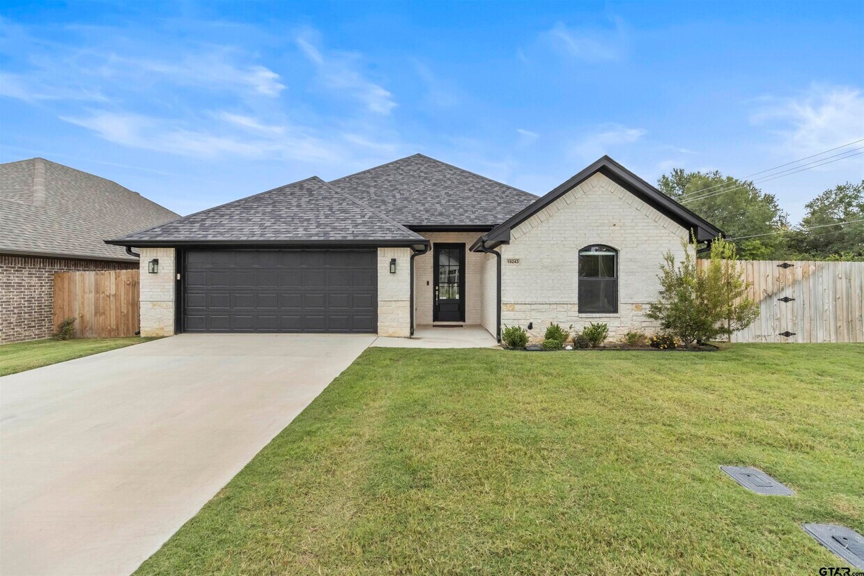 Foto principal - 19243 Seneca Dr