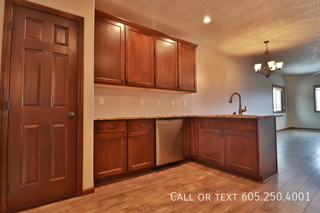 Building Photo - Elegant 2 Bedroom 2 Bathroom Twin Home in ...