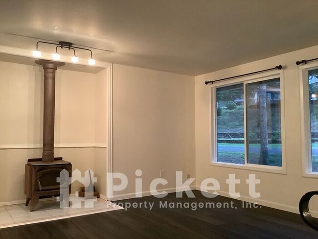 Building Photo - Great Location Near Lake Symington