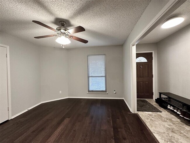 Foto del edificio - 1701 Deep Wood Dr