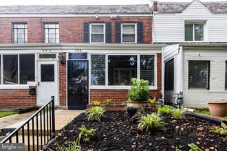 Building Photo - 306 35th St NE
