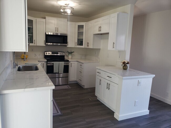 Building Photo - Nicely Remodeled Downstairs Unit