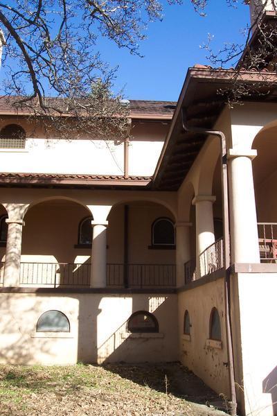 Front Courtyard - Mount Carmel Apartments