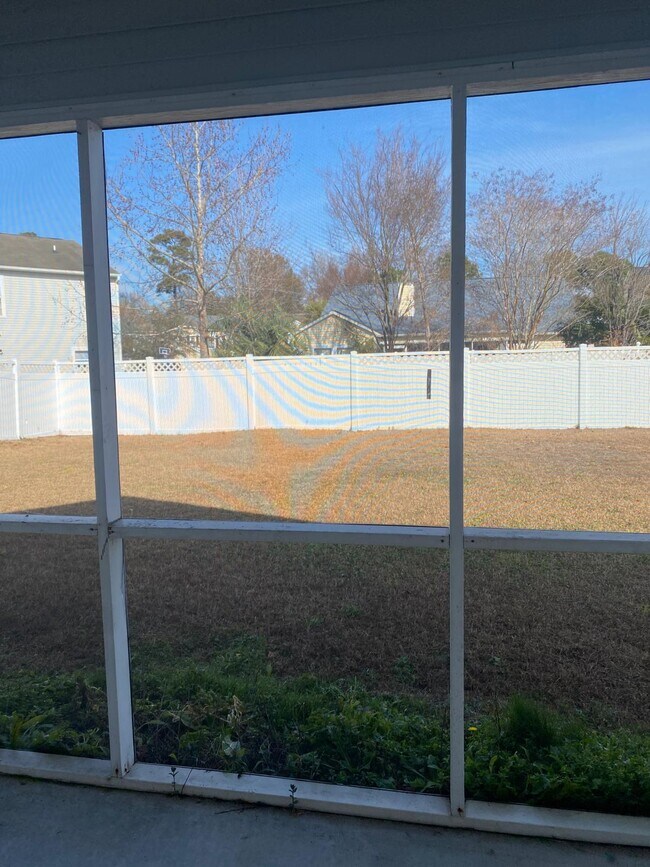 Patio trasero privado con sección protegida con mosquitero - 765 Dragonfly Dr