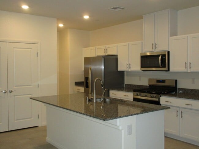 Building Photo - 420 Canary Song Dr