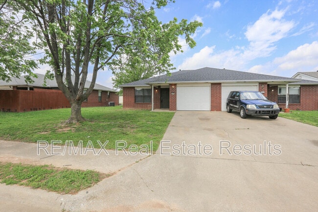 Photo - 2219 W Roselawn St Apartment