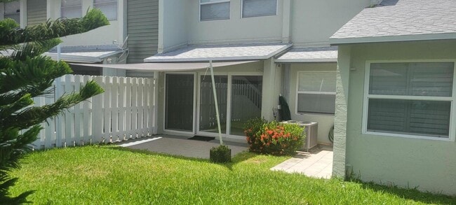 Building Photo - 886 Crystal Lake Dr