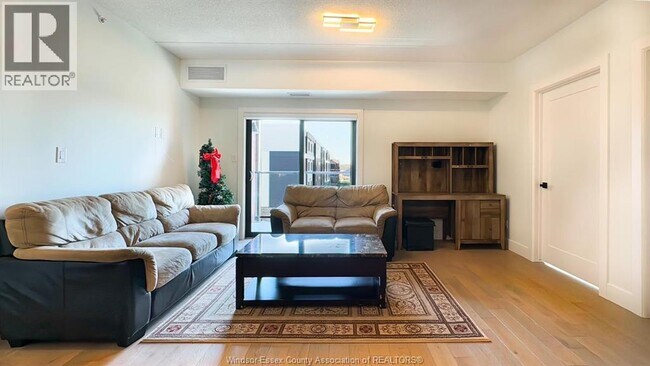 Photo du bâtiment - 2550 Sandwich W Pkwy