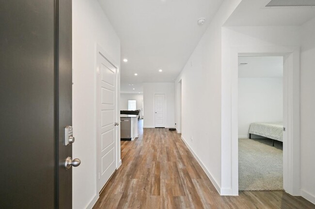 Building Photo - 1139 Hughes Crossing Dr