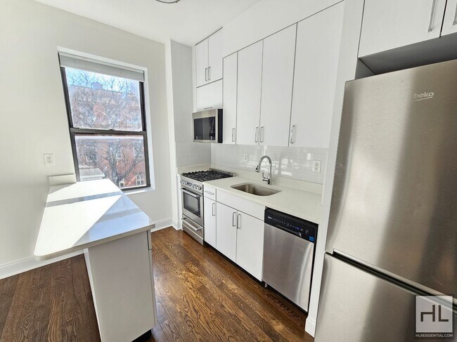 Building Photo - Sunny 1-Bedroom in Greenwich Village | Prime Location