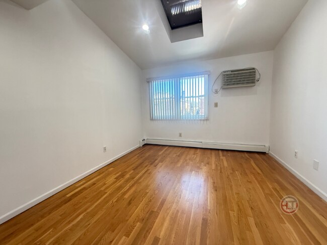 Foto del edificio - 15-25 Utopia Pkwy