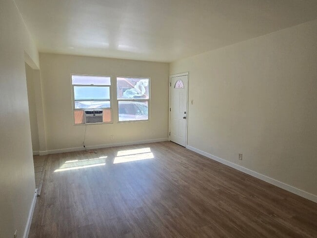 Foto del edificio - Large 2-bedroom 1 bath unit in Van Nuys