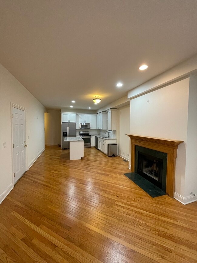 Building Photo - 1657 W Wrightwood Ave