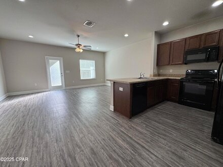 Foto del edificio - 5845 Callaway Cir