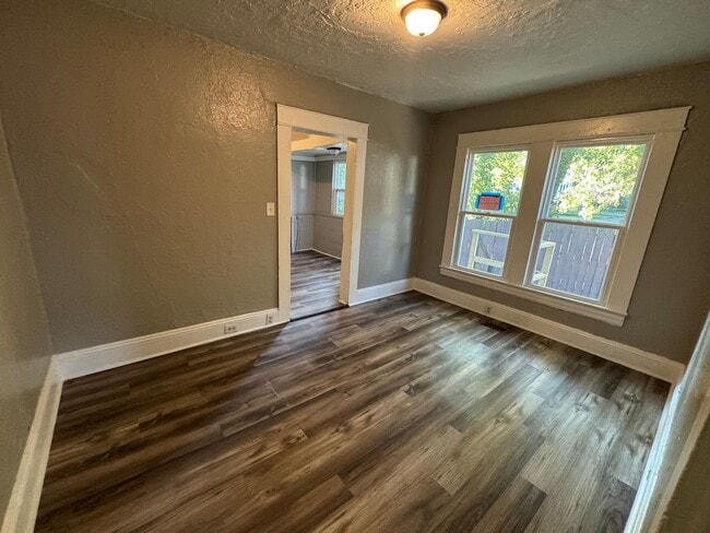 Building Photo - Easy Access to Main Street High Point! - H...