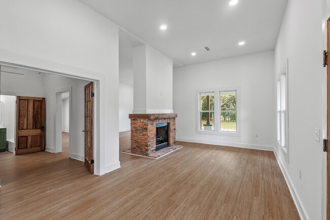 Building Photo - 142 S Broad St