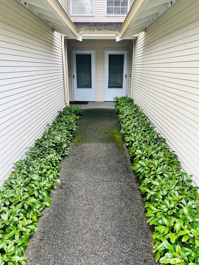 Building Photo - 2 Bedroom Townhome, Across the Street from...