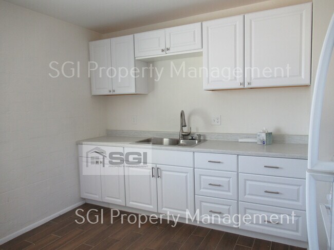 Building Photo - 1639 E Phelps Rd