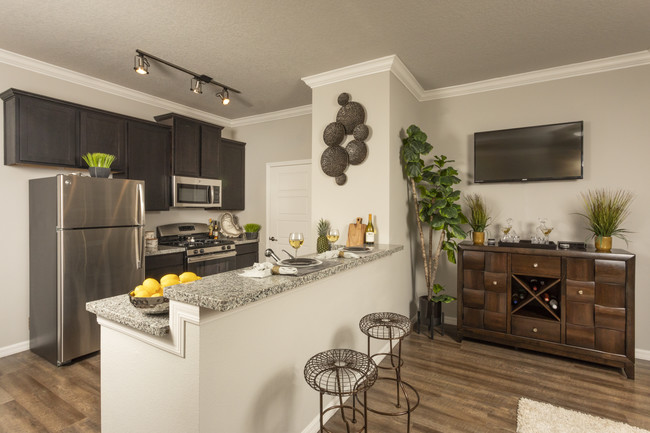 Kitchen w/ Granite Countertops - Portofino at Championsgate