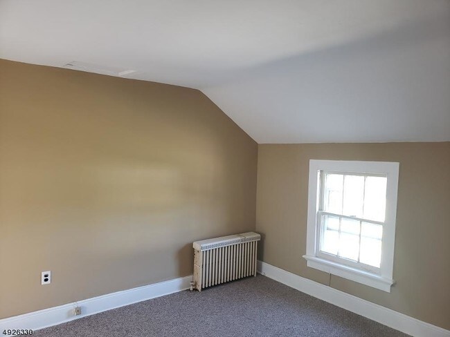 Building Photo - 3 Maple Ave