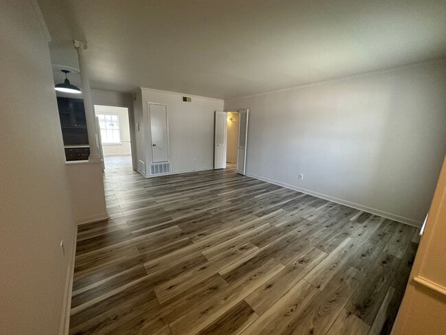 Building Photo - Updated 2/1.5 Condo - All Utilities Included
