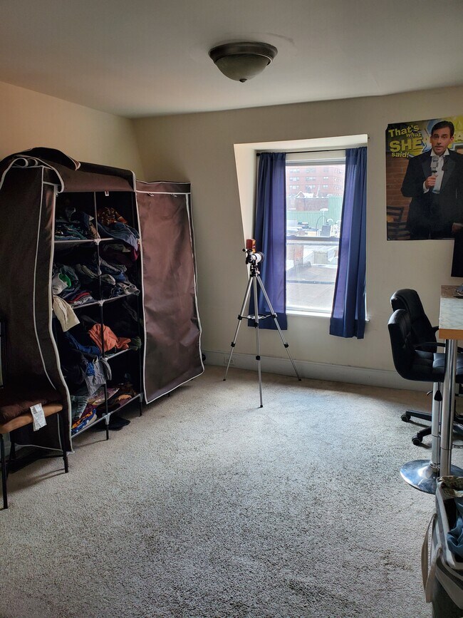 Habitación adicional que se puede utilizar como oficina, zona de entrenamiento o almacenamiento. - 112 S 20th St