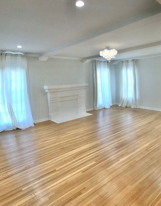 Building Photo - MOVE-IN SPECIAL!!! Stunning Downstairs New...