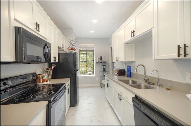 Building Photo - 2255 Braeswood Park Dr