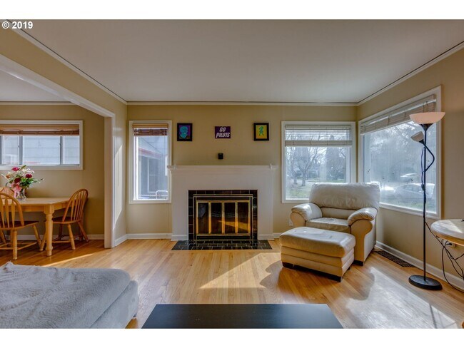 Foto del edificio - 7070 N Cambridge Ave