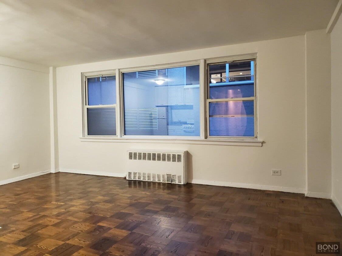 Building Photo - 160 E 55th St