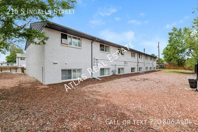 Building Photo - Fabulous Updated Ground Floor 2 Bedroom Unit!