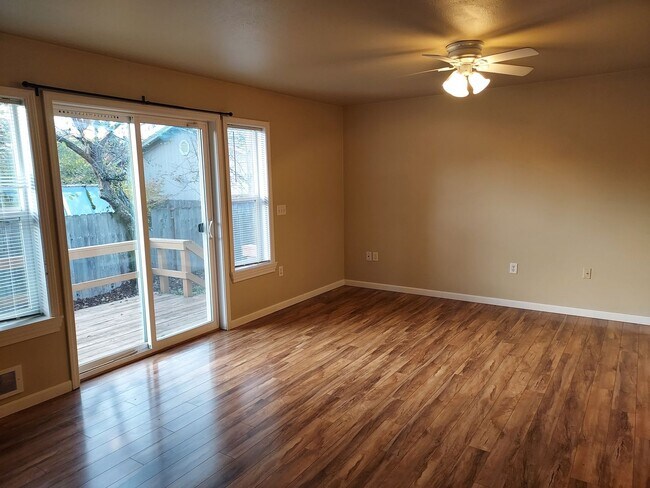 Foto del edificio - 3-Bedroom 2.5-Bathroom home in Eugene