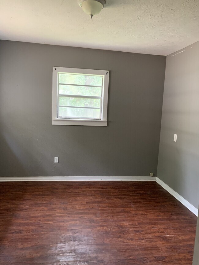 Building Photo - Old House