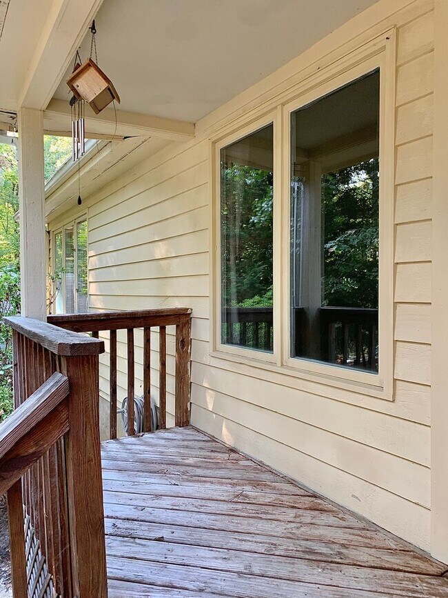 Building Photo - Captivating 3 Bedroom, 2 Bathroom Rancher ...