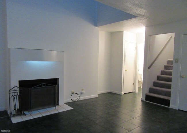 Building Photo - 2 br, 1.5 bath Condo - Our Place