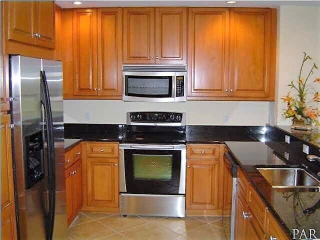 Stainless appliances and granite counter tops - 608 Lost Key Dr