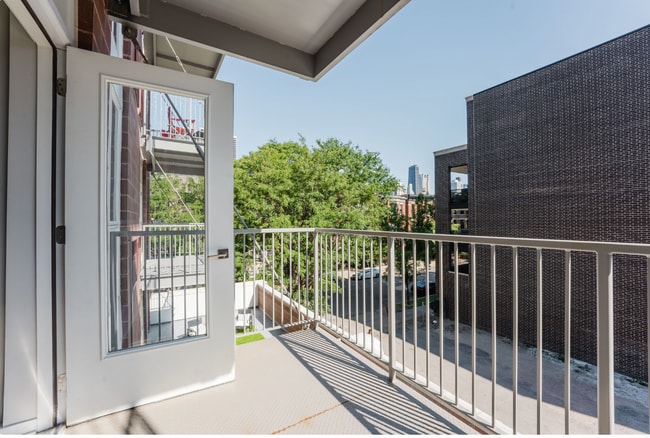 Building Photo - 301 W North Ave